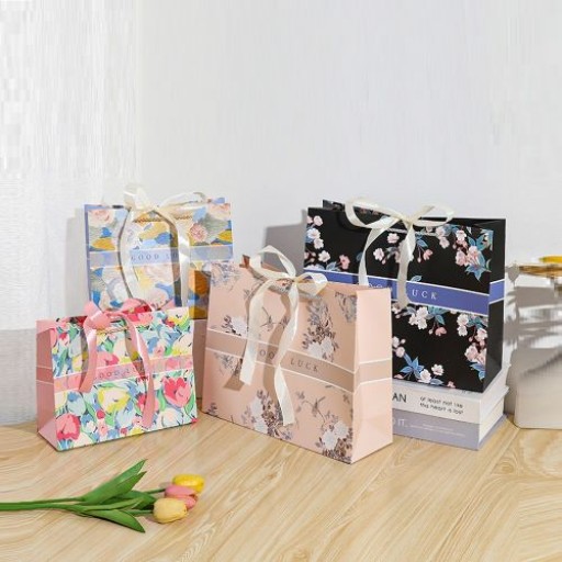 Пакет подарунковий паперовий M "Flowers" 26*32*12см R32916-M (480шт) 6 шт. в уп. //